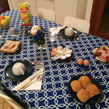 Accogliente A Due Passi Dal Metro Di Milano - Casa Adriana Oda ve Kahvaltı *